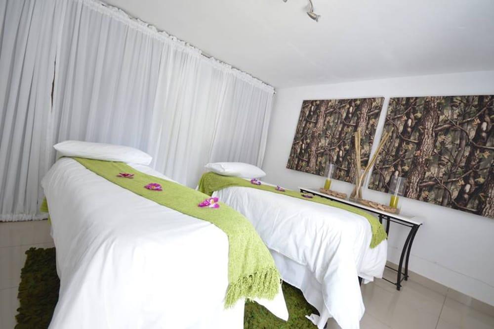 באנוני The Lakes Hotel & Conference Centre מראה חיצוני תמונה