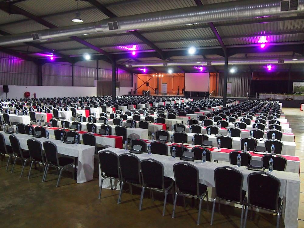 באנוני The Lakes Hotel & Conference Centre מראה חיצוני תמונה
