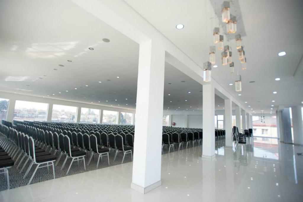 באנוני The Lakes Hotel & Conference Centre מראה חיצוני תמונה